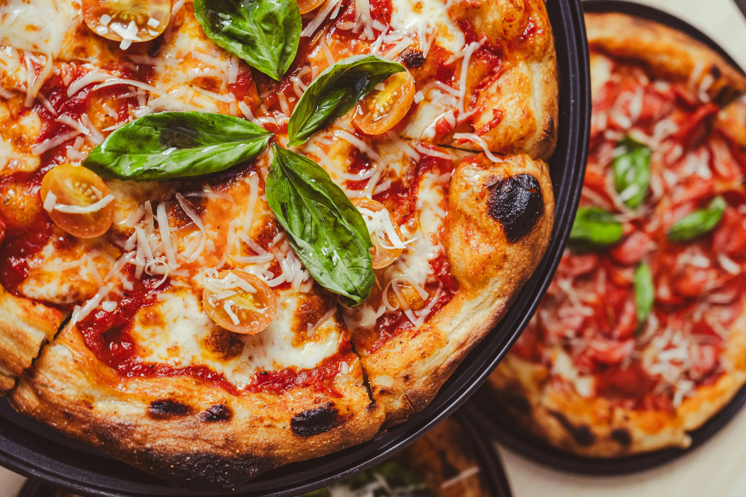 Pizza margherita con albahaca de cerca