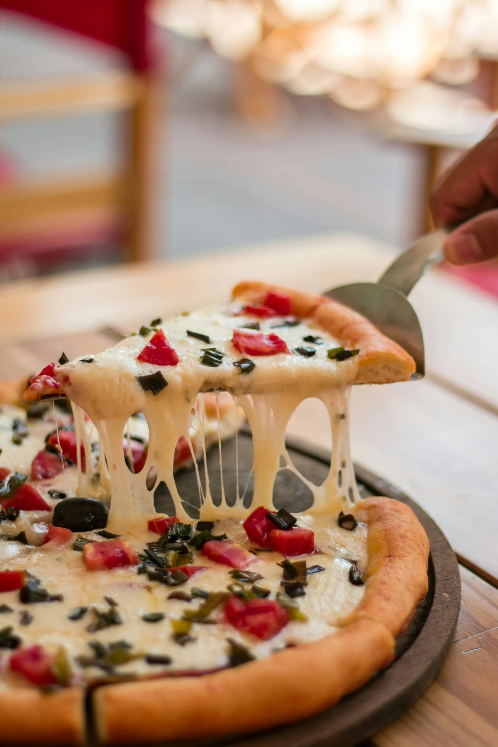 Pizza caliente con queso fundido